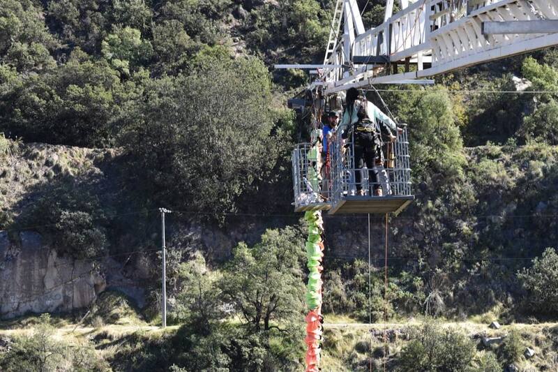 El joven habría fallecido mientras realizaba deporte aventura en el lugar.