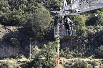 Turista fallece realizando salto en bungee en el Cajón del Maipo: Empresa a cargo no contaba con patente de funcionamiento