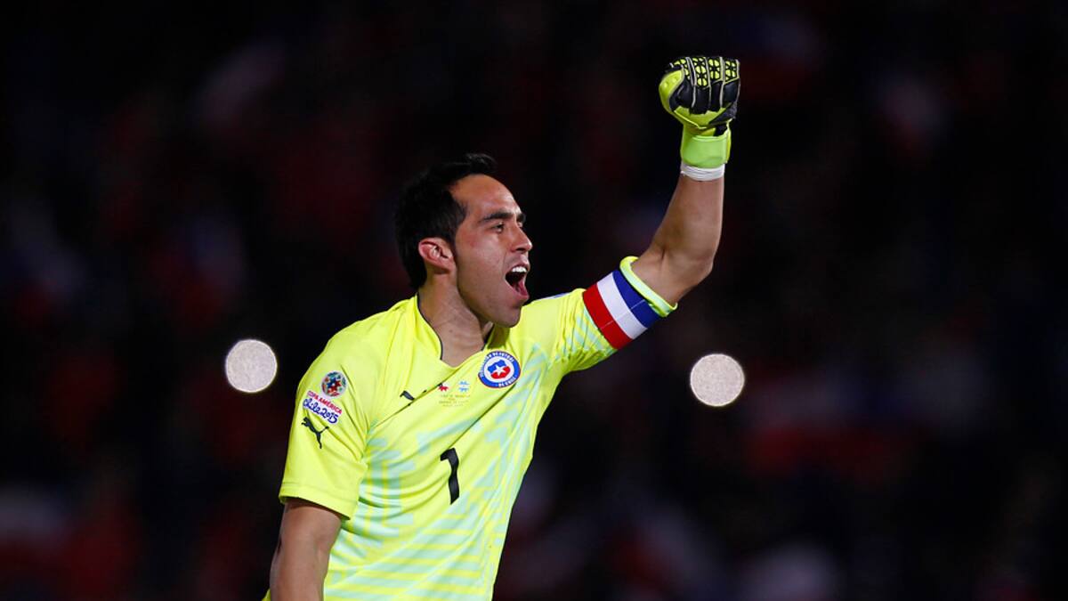 Claudio Bravo llega hoy a los 100 partidos en "La Roja"