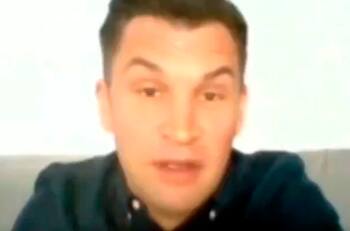 Ministro rumano quedó en ridículo... se mostró en calzoncillos en entrevista en vivo