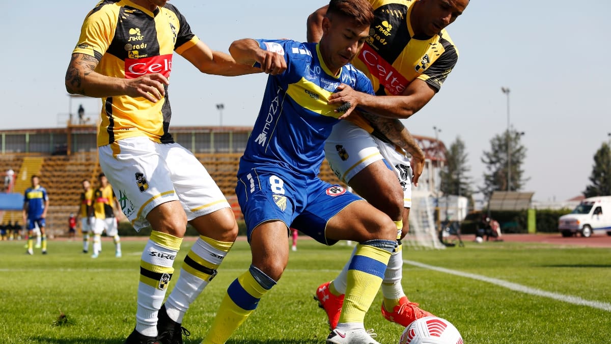 Fernández Vial aseguró a joven figura alba y va por otra promesa de Colo Colo