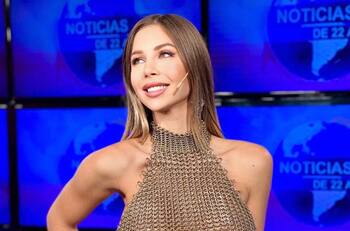 Romina Malaspina impactó leyendo las noticias con un top translúcido