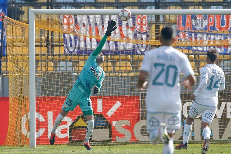 Gabriel Castellón fue una de las grandes figuras de la U contra Everton. Foto: Sebastian Cisternas/Photosport
