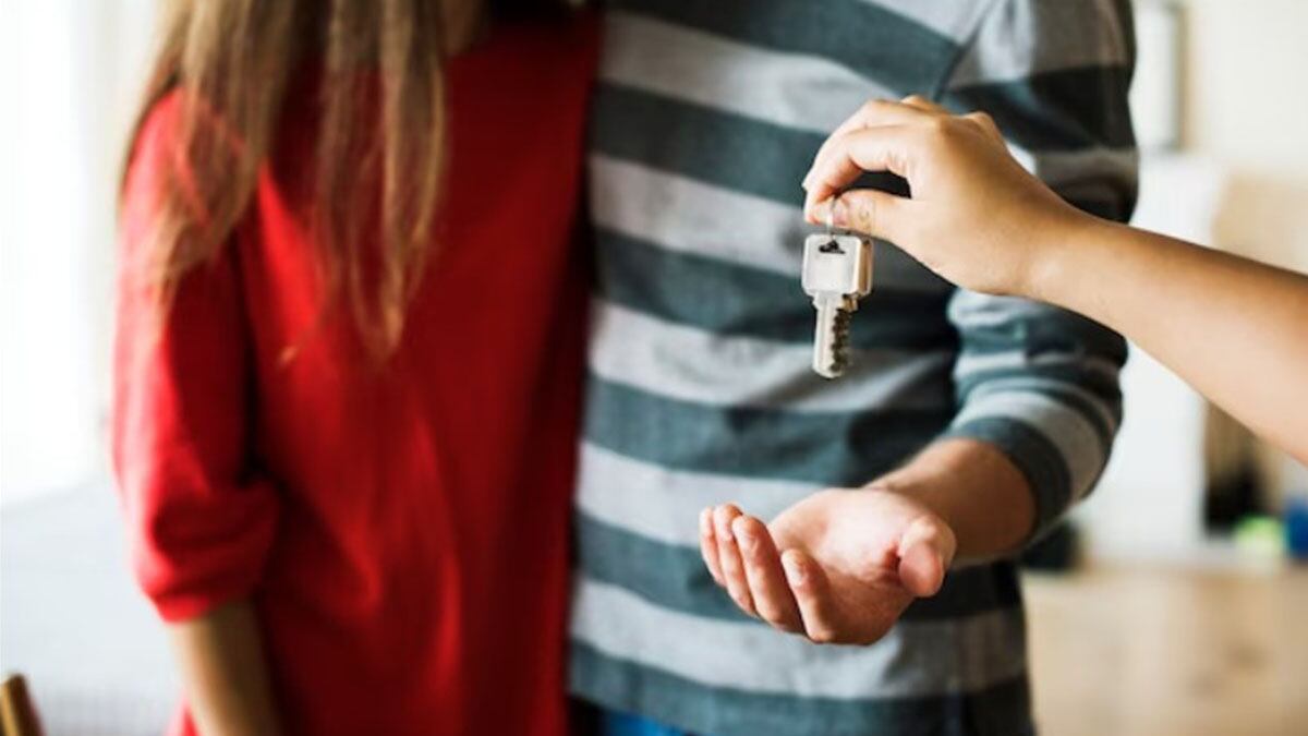 Una pareja recibe las llaves de una propiedad en renta