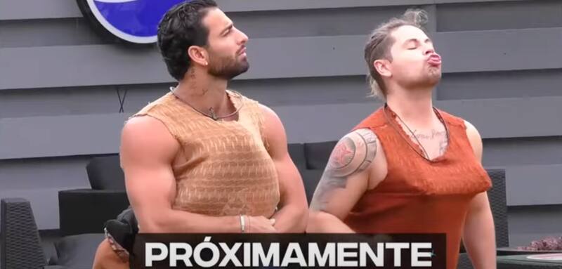 Los participantes imitan a Marlen.