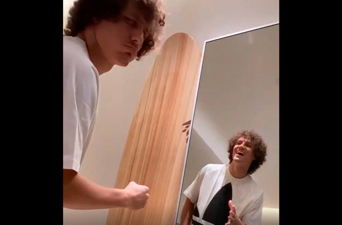 Lo que hace el encierro: David Luiz juega al piedra papel y tijera frente al espejo ¡y pierde!