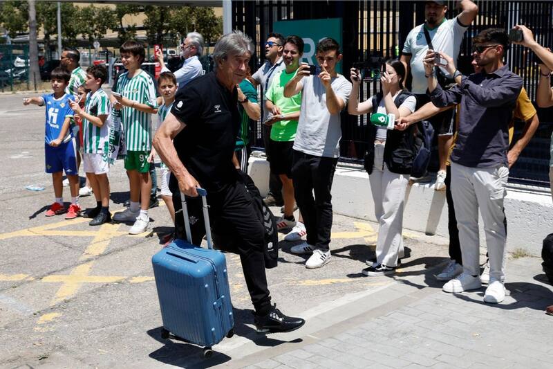 en el viaje a Polonia, para la gran final de Conference League. Foto: EFE.