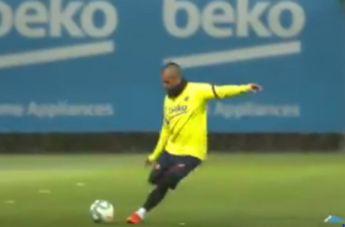 ¡Vaya precisión! Arturo Vidal se lució con su puntería en el entrenamiento del Barcelona