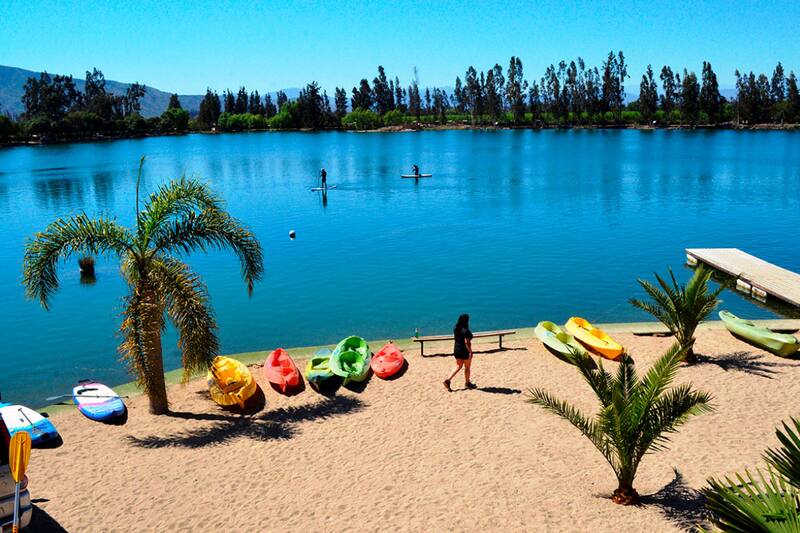 Este espacio ofrece múltiples servicios orientados a actividades de verano y descanso a solo minutos de Santiago.