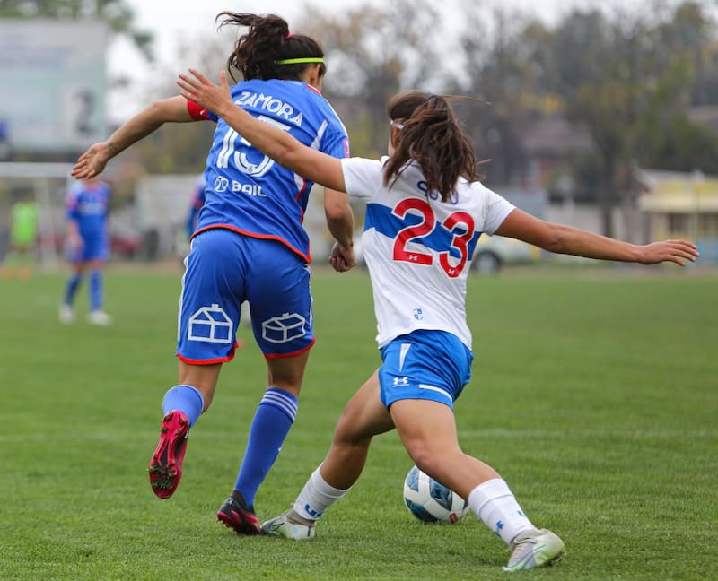 ¿Penal? Javiera Soto en la marca de Daniela Zamora. El juez desestimo que hubiera habido infracción. Foto: Prensa Universidad de Chile.