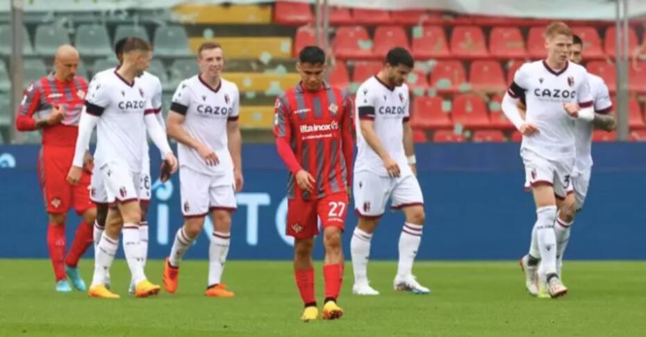 Pablo Galdames en la derrota del Cremonese frente al Bolonia de Gary Medel. Foto: EFE.