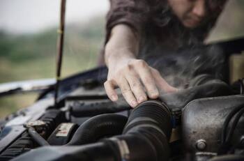 ¿Qué hacer si se calienta el motor del auto?
