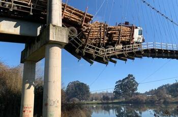 Carahue: camión forestal quedó atrapado en un puente y mantiene riesgo de caer al río