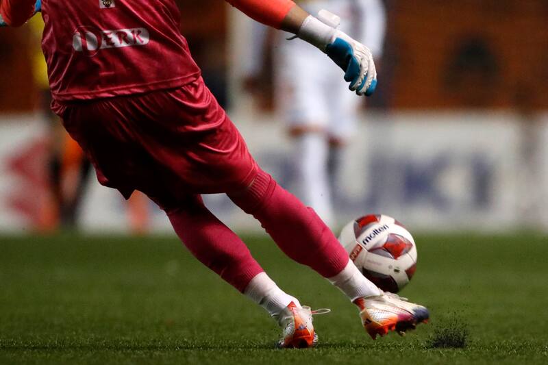 La pelota es fotografiada durante el partido en Quillota.