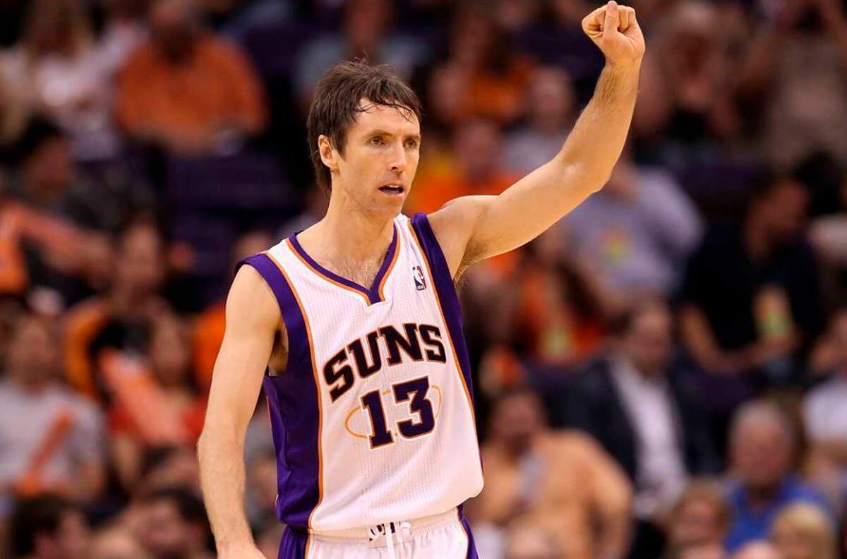 Exbasquetbolista Steve Nash sorprende con su talento en el 10 toques challenge