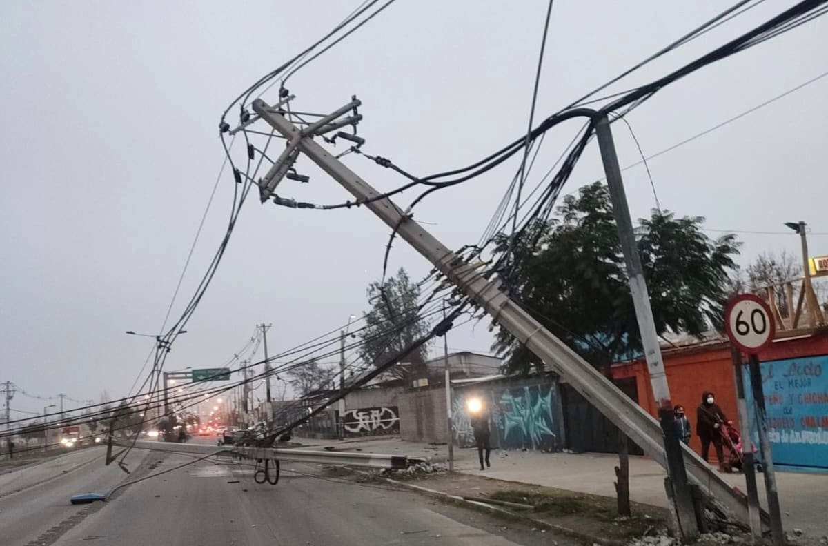 Lluvia en Región Metropolitana: se reportan cortes de luz y un accidente en La Florida