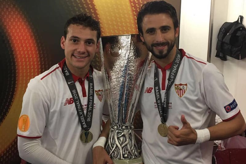 ganó tres Europa Leagues consecutivas con el Sevilla y ahora podría llegar al fútbol chileno.