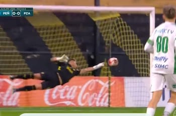VIDEO | Brayan Cortés brilla en Peñarol y es figura con estas atajadas en Uruguay