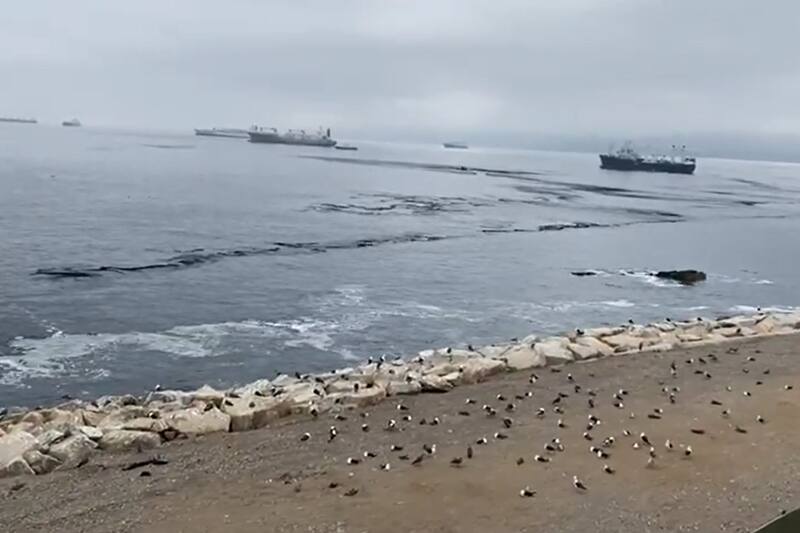 Mancha negra y oleosa aparece en la costa. Créditos: Captura video