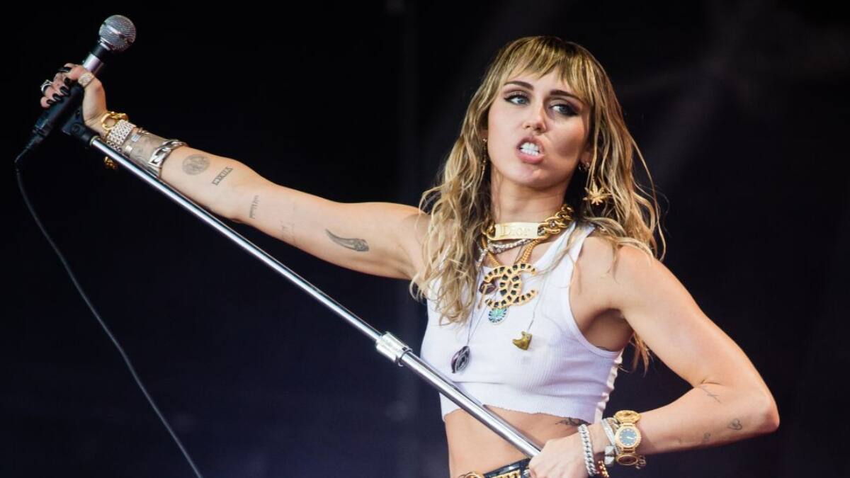 “Las chicas son mucho más ardientes": Miley Cyrus revela por qué le gustan más las mujeres que los hombres