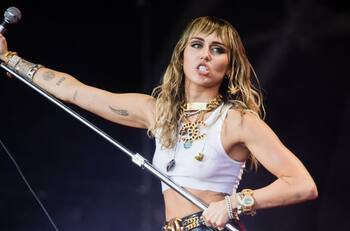 “Las chicas son mucho más ardientes": Miley Cyrus revela por qué le gustan más las mujeres que los hombres