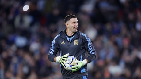 Dibu Martínez sorprende: esta es la única selección que le jugó de “hombre a hombre” a Argentina