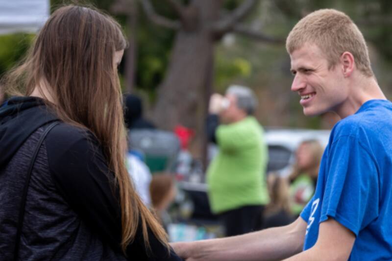 Trastorno neurológico que afecta el habla, el equilibrio y la conducta.