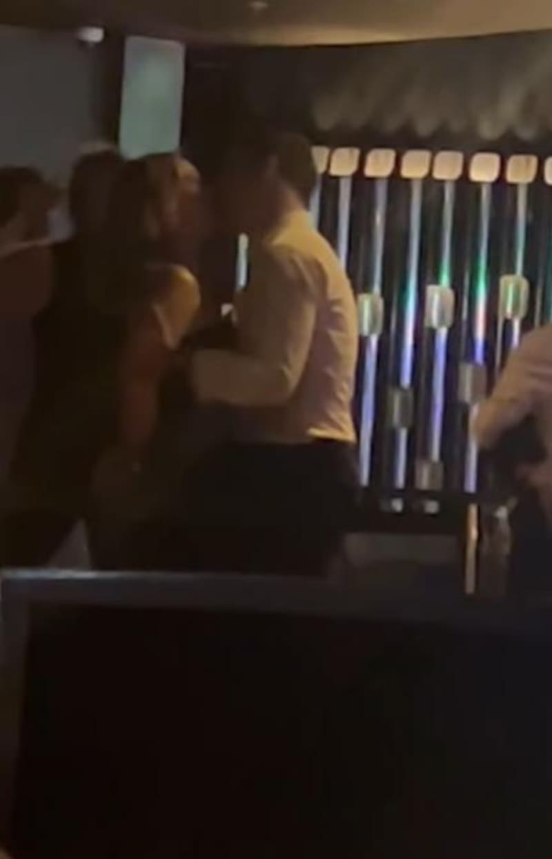 Ingrid Parra a los besos con misterioso galán.