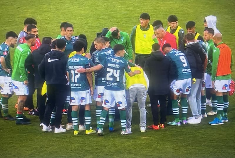 Jaime García reunido con los jugadores de Santiago Wanderers tras el triunfo ante San Luis.