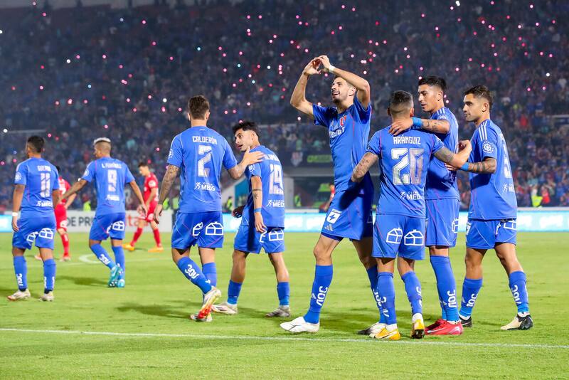 Los 2 jugadores de la U que fueron a apoyar a Everton en Copa Sudamericana. Foto: Aton.