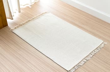 No malgastes tu dinero: Este es el mejor producto casero para quitar el mal olor de tus alfombras