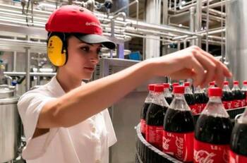 Coca-Cola busca trabajadores en todo Chile: necesitan administrativos, ingenieros y técnicos