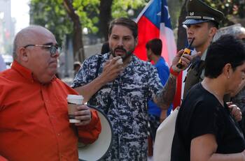 VIDEO | "Pancho Malo" y el Team Patriota protestan en consejo general de la UDI