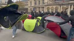 VIDEO | Más de 200 niños inmigrantes acamparon fuera del Consejo de Estado de Paris