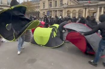 VIDEO | Más de 200 niños inmigrantes acamparon fuera del Consejo de Estado de Paris