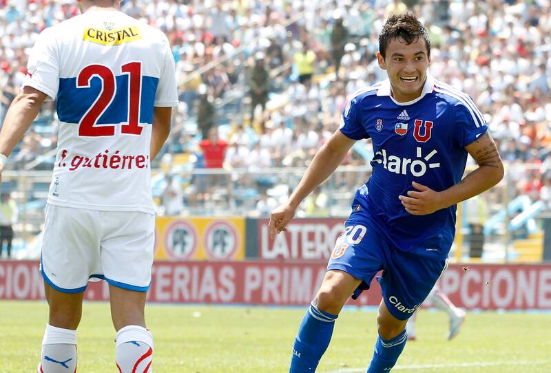 Aránguiz disputando la semifinal del Clausura 2011 ante la UC.