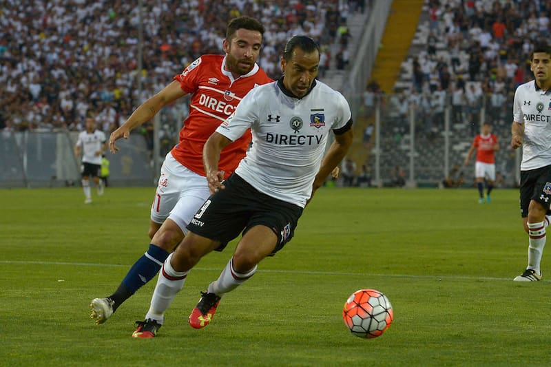 Luis Pedro Figueroa vistiendo la camiseta de Colo Colo en un clásico contra la UC. Foto: Aton.