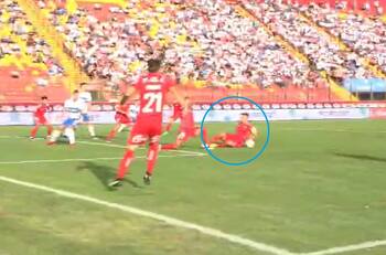 ¿Debió ir al VAR?: Liberan nuevo video con la mano de Lorenzo Reyes que la UC reclamó como penal