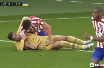VIDEO | Ferran Torres y Savic se agarraron de todas partes en el Atlético de Madrid vs Barcelona