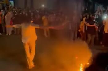 VIDEO I Cientos de mujeres en Irán queman sus hiyab como protesta por la muerte de Mahsa Amini