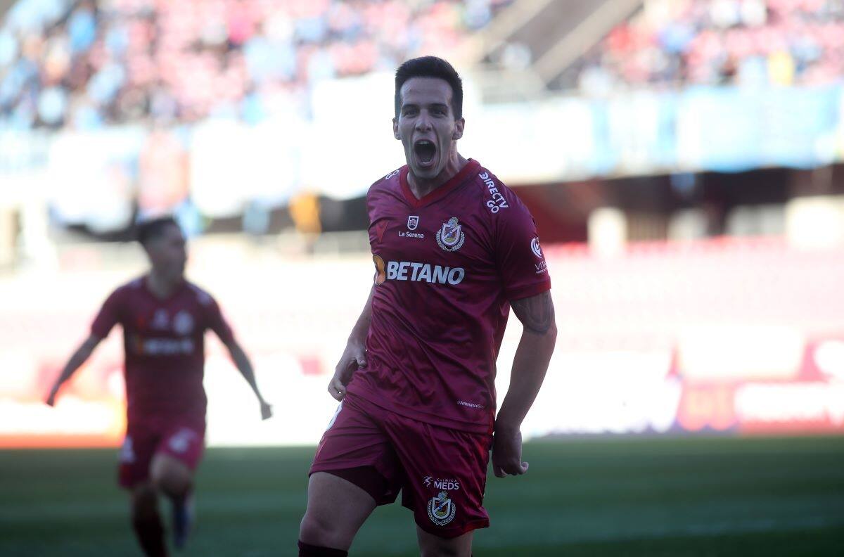 Demoró 20 minutos en hacer su primer gol, es amigo de Guillermo Hoyos, admira a Marcelo Salas y quiere triunfar en el fútbol chileno