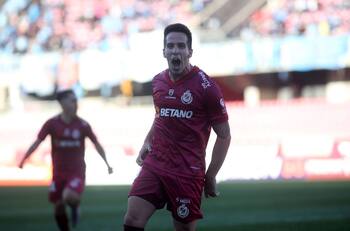 Demoró 20 minutos en hacer su primer gol, es amigo de Guillermo Hoyos, admira a Marcelo Salas y quiere triunfar en el fútbol chileno