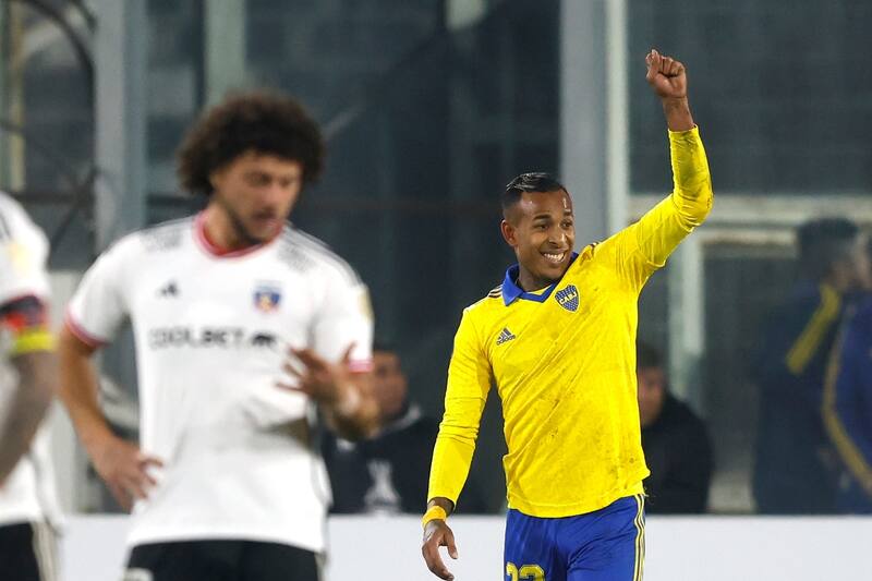Sebastián Villa enfrentando a Colo Colo en el Estadio Monumental.