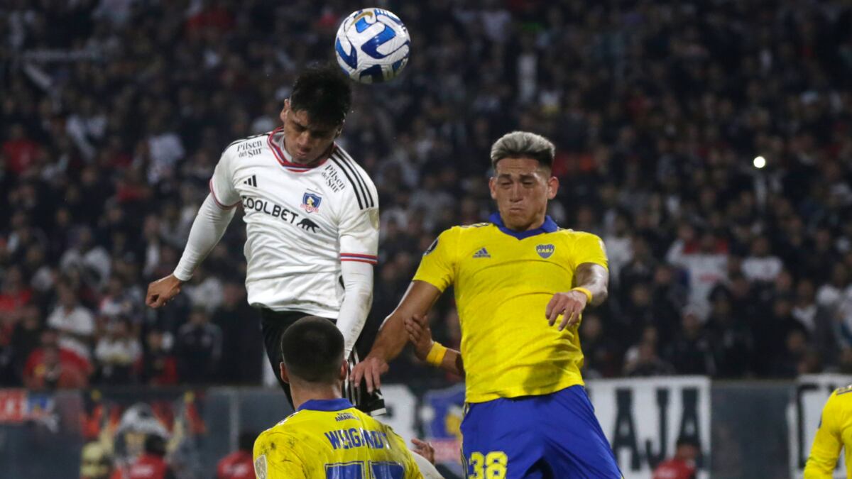 Jugadores de Colo Colo y Boca Juniors disputan un balón aéreo en el partido jugado en el Estadio Monumental por la Copa Libertadores.