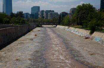 Carabineros halla cadáver flotando en Río Mapocho