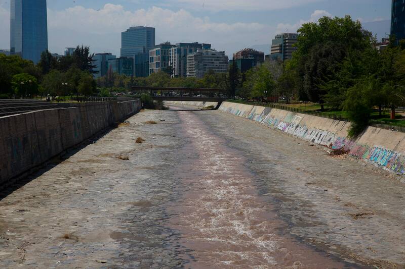 El Río Mapocho es un buen reflejo de la situación climática que atraviesa el país.