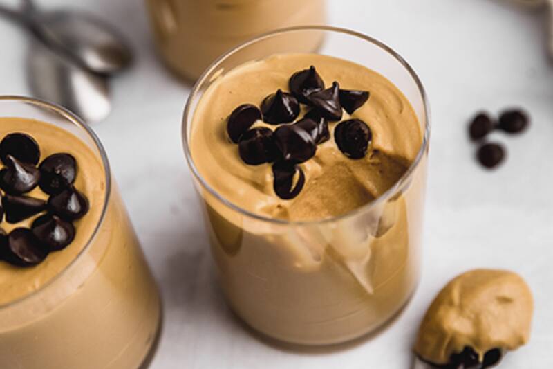 Aprende a hacer este delicioso postre de manjar con chips de chocolate.