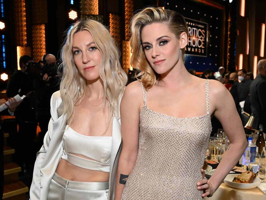 Kristen Stewart y Dylan Meyer con trajes combinados.