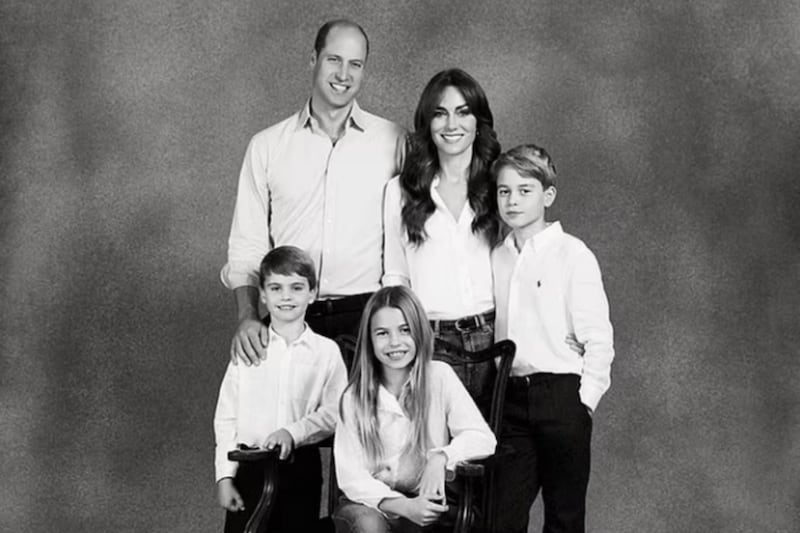 El príncipe William y Kate Middleton compartieron hace unos días una fotografía familia y un pequeño detalle encendió acusaciones de uso de Photoshop.
