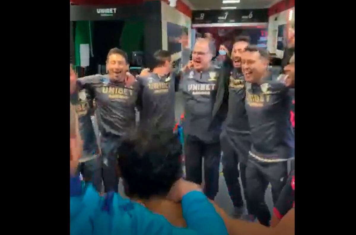 La celebración de Marcelo Bielsa cantando "campeones" con el plantel del Leeds